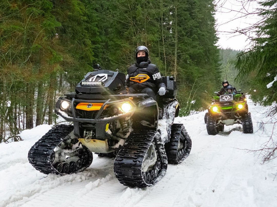 Гусеничний квадроцикл Can-Am на лісовому сніговому маршруті